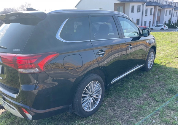 Mitsubishi Outlander cena 95000 przebieg: 170000, rok produkcji 2019 z Rzeszów małe 154